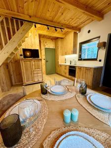 Kuchyň nebo kuchyňský kout v ubytování Kukułkowa Stodoła 25min od Warszawy