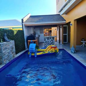 Una piscina en el patio trasero con un tobogán de agua. en Beautiful Apartment Curacao, en Willemstad