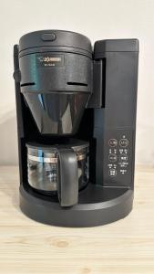 eine schwarze Kaffeemaschine auf einem Holztisch in der Unterkunft Private stay, fully equipped 45 square meter, Easy access to Disneyland & Airports in Tokio