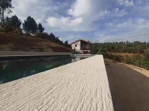 una piscina con una casa sullo sfondo di Quinta da Peça Douro Wine Region Retreat, Private Pool Villa a Vila Real Altre 64 foto
