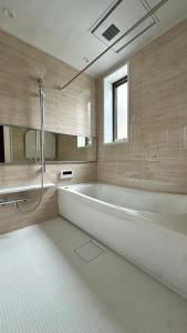 ein Badezimmer mit weißer Badewanne und Dusche in der Unterkunft Private stay, fully equipped 45 square meter, Easy access to Disneyland & Airports in Tokio + 32 Fotos