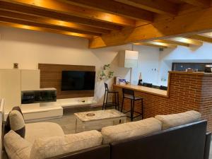 un salon avec un canapé et une cuisine dans l'établissement CASA DE LA LASTRA Luena, à San Miguel de Luena