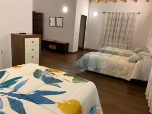 - une chambre avec 2 lits et une commode dans l'établissement CASA DE LA LASTRA Luena, à San Miguel de Luena