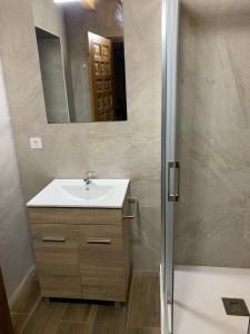 une salle de bain avec lavabo et douche dans l'établissement CASA DE LA LASTRA Luena, à San Miguel de Luena 27 autres photos