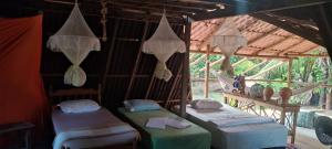 a room with two beds in a tent at Pousada Casa Cria in Camaçari