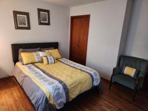 Ένα ή περισσότερα κρεβάτια σε δωμάτιο στο Boone's Throwback Lodge