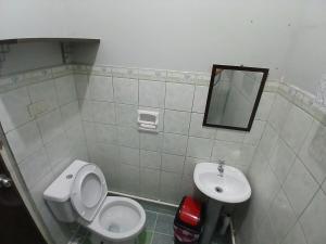Koupelna v ubytování HOMITEL Transient House Zamboanga + 16 fotografií