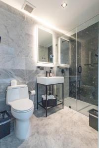 Koupelna v ubytování El Savoy - QueenRoom Pool - Resort Vibe Near Beach