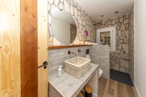 un bagno con lavandino e specchio di Cortijillo La Molinera a Jerez del Marquesado