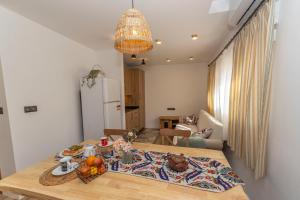 una cucina e un soggiorno con tavolo e frutta di Cortijillo La Molinera a Jerez del Marquesado Altre 11 foto