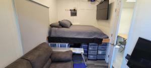 Μια τηλεόραση ή/και κέντρο ψυχαγωγίας στο 1 Bedroom Mini Apartment in Otay Ranch