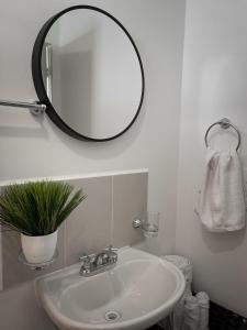 a bathroom with a sink and a mirror on the wall at Modern apartment near ValQuirico-Puebla Airport in Huejotzingo +14 photos
