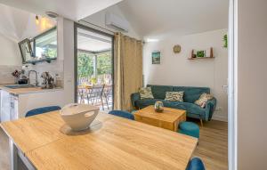 Η κουζίνα ή μικρή κουζίνα στο Stunning Home In Meschers-Sur-Gironde With Wifi