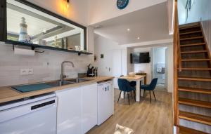 Η κουζίνα ή μικρή κουζίνα στο Stunning Home In Meschers-Sur-Gironde With Wifi +26 φωτογραφίες