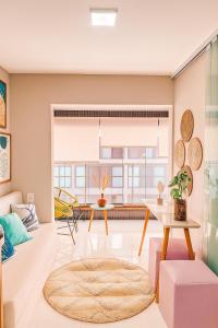 sala de estar con ventana grande y mesa en Barra.Smart, en Salvador