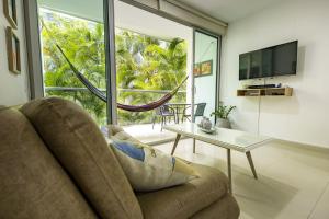 a living room with a couch and a table at Paraíso Costero Morros Vitri La Boquilla familiar 4 personas in Cartagena de Indias