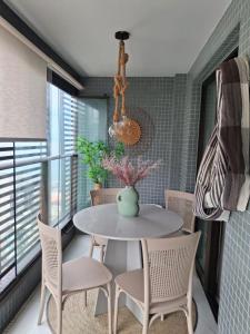 Un comedor con mesa y sillas en Barra.Smart, en Salvador 19 fotos más