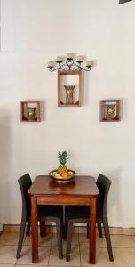 una mesa de comedor con una piña encima en Oceana Breeze Perfect Getaway steps from the beach, en Sámara