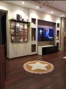 TV a/nebo společenská místnost v ubytování Luxury Two bedroom Apartment at Rehab City in front of avenue mall