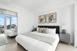 Ένα ή περισσότερα κρεβάτια σε δωμάτιο στο Modern Downtown Retreat - Sleek Patio Oasis