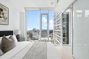 Ένα ή περισσότερα κρεβάτια σε δωμάτιο στο Modern Downtown Retreat - Sleek Patio Oasis