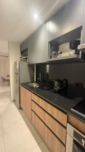 una cucina con piano di lavoro nero e frigorifero di Capibara 4 - Imponente vista al Río a Corrientes