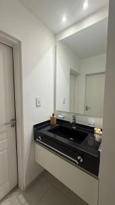 bagno con lavandino nero e specchio di Capibara 4 - Imponente vista al Río a Corrientes Altre 11 foto