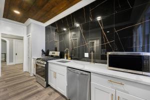 Kuchyň nebo kuchyňský kout v ubytování Modern Chic Montrose 3BR Apartment with King Bed + 19 fotografií