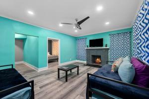 TV a/nebo společenská místnost v ubytování Modern Chic Montrose 3BR Apartment with King Bed