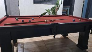 uma mesa de bilhar com bolas em cima em Chácara Liberdade em Pirenópolis