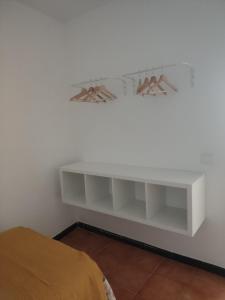 a white shelf in a room with a bed at Casa Noray Mástil in La Santa