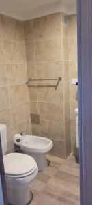 un baño con inodoro y lavabo en Zafiro Apartments 4 pax, en Buenos Aires 7 fotos más