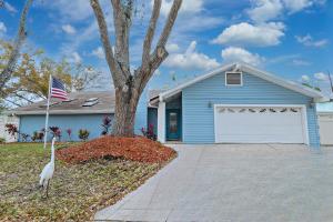 a white bird standing in front of a blue house at 5 Bed Heated Pool Largo, Seminole FL 2 mi Indian Rocks Beach , Pets, Game room in Seminole