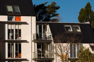 ein weißes Gebäude mit einem schwarzen Dach in der Unterkunft Cozy and Comfortable in Central Christchurch with Hagley Park Views in Christchurch
