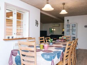 Μια τηλεόραση ή/και κέντρο ψυχαγωγίας στο 8 person holiday home in Toftlund-By Traum