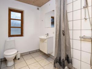 Ένα μπάνιο στο 6 person holiday home in Læsø-By Traum +25 φωτογραφίες
