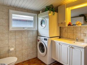Ένα μπάνιο στο 6 person holiday home in Gørlev-By Traum
