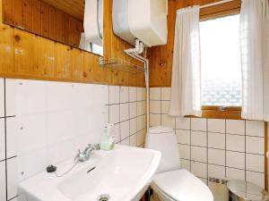 5 person holiday home in Vejers Strand-By Traum في فايرس ستراند: حمام مع حوض ومرحاض +28 صورة