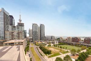een uitzicht op een stad met hoge gebouwen bij Toronto Getaway 2BR Condo w City Views in Toronto