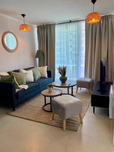 a living room with a blue couch and a table at Duna & Mar I Concon in Concón