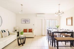 a living room with a table and a couch at Santa Bárbara wifi Factura in Hermosillo