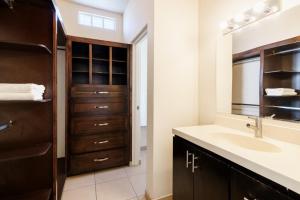 a bathroom with a sink and a mirror at Santa Bárbara wifi Factura in Hermosillo +60 photos