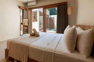 ウルワツにあるCasa Wayan Gede, private pool villa in the heart of Binginのベッド