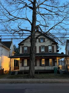 イースト・ストラウズバーグにあるNear East Stroudsburg Universityの前に木がある大きな家