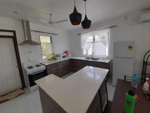 Una cocina o cocineta en Peta's Home Stay