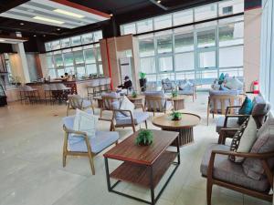 Ruang duduk di New Premium Condo at the Center of Baguio +13 gambar