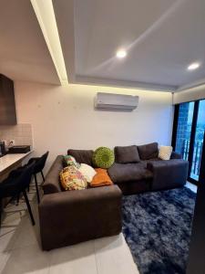 Una sala de estar con un sofá y una cocina. en Cielito Lindo Studio in the heart of Chapultepec, en Guadalajara 29 fotos más