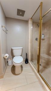 Ένα μπάνιο στο King Bed, Balcony, Pool, Hot Tub, Sauna