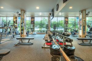 ein Fitnessstudio mit vielen Laufbändern und Geräten in der Unterkunft AZ Sunrise Resort & Fitness Club in Layan Beach