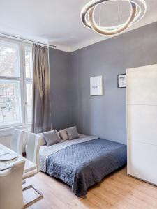 ein Schlafzimmer mit einem Bett und einem großen Fenster in der Unterkunft Josefov Riverside Apartment in Prag